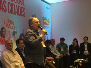 O senador Cristovam Buarque intervem, pela primeira vez num encontro de militantes, sobre sua entrada no Partido Popular Socialista e a centralidade da educação e saúde, também dentro do discurso da organização das cidades. Ele expressou sua felicidade de começar este novo caminho de "mão dadas e limpas" com o partido. em que entrou há poucos meses.