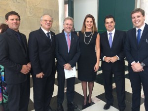 (da esquerda): vereador de Nova Veneza, Eloir Minatto, dep. SC e Conselheiro Comites PR-SC, Dr. Vicente Caropreso, cônsul Honorário de Floriánopolis, Attilio Colitti, dep. Renata Bueno, dep. SC Rodrigo Minotto, vereador e corrispondente consular de Nova Veneza, Aroldo Frigo Junior.