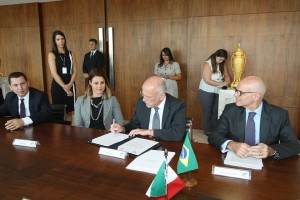 Assinatura do Protocolo de intenções para a cooperação. Foto de Jonas Oliveira 