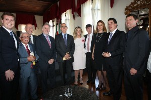 (da esquerda): Correspondente consular e Vereador de Nova Veneza, Aroldo Frigo Junior, Prof. Giuseppe Colitti, Cônsul da Itália em Curitiba, Enrico Mora, Cônsul Honorário em Florianópolis, Attilio Colitti, Embaixador da Itália, Raffaele Trombetta, Vice Governadora do PR, Cida Borghetti, Conselheiro Comites, Roberto Castagnaro, Deputada italiana, Renata Bueno, Deputado estadual de SC, Rodrigo Minotto, Pres. do Poder Legislativo Municipal de Nova Veneza, Ver. Eloir Minatto