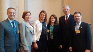 (da esquerda): Celso Ferrarini – Diretor do Campus Universitário UCS de Farroupilha, Nádia Emmer Grasselli – Representante da Câmara de Indústria, Comércio e Serviços de Farroupilha, dep. Renata Bueno, Mirtes Verona Vanni – Responsável pelos Gemellaggios e Representante da Secretaria Municipal de Gestão e Governo, Claiton Gonçalves – Prefeito de Farroupilha, Fabiano André Piccoli – Secretário Municipal de Desenvolvimento Econômico e Turismo — com Mirtes Verona Vanni e Fabiano Andre Piccoli em Parlamento Italiano.