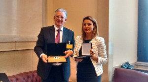 O Prefeito de Farropupilha, Claiton Gonçalves, entrega as medalhas do Marco Zero da Imigração. 