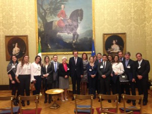 Il gruppo di avvocati e magistrati sudamericani è stato accolto e salutato dal Questore della Camera, On. Stefano Dambruoso, accanto a me nella foto. — em Palácio Montecitório.