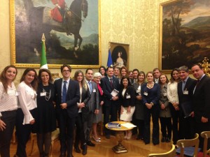 Renata Bueno e il Collega Fabio Porta abbiamo incontrato questo pomeriggio gli avvocati e magistrati sudamericani che sono venuti alla Camera per una visita di studio guidati da Federico Penna (a sinistra nella foto) dell'Università di Roma "Tor Vergata". — com Denise Krueger em Palácio Montecitório.