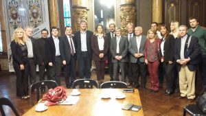 I partecipanti alla riunione presso il Municipio di La Plata. Alla destra della deputata, il segretario del sindaco, Javvier Mor Roig, il deputato italiano, Fabio Porta e l'organizzatore del Forum Economico IT-ARG, Tomas Corrons.