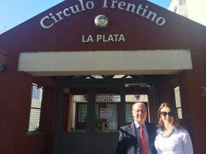 Il Console Aggiunto, Rosario Grenci, e la deputata Renata Bueno prima della riunione con i consiglieri Comites presso la sede del Circolo Trentino di La Plata.