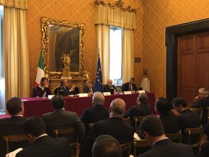 Na foto (fotógrafo oficial Câmara: Umberto Battaglia) da mesa principal (da esquerda): a deputada Renata Bueno, Franco Gallo, Presidente dell'Istituto della Enciclopedia Italiana, Cesare Mirabelli dell'Università degli Studi di Roma "Tor Vergata", Rodolfo Carlos Barra della Pontificia Universidad Católica Argentina ed ex Ministro de Justicia de la República Argentina, Júlio Marcelo de Oliveira, Procurador do Ministério Público de Contas junto ao Tribunal de Contas da União (Brasil).