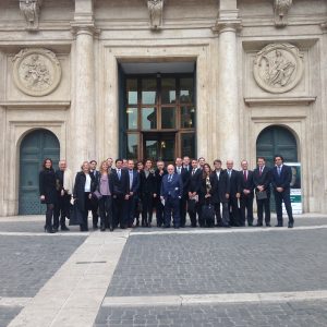 Foto di gruppo con alcuni dei partecipanti del Seminario Internazionale. Luogo: Ingresso Palazzo Montecitorio, sede della Camera dei Deputati.