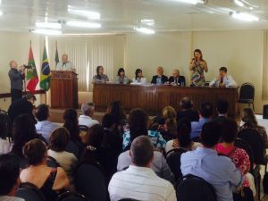 na mesa das autoridades (da direita): sen. Longo, eu, Sen. Panizza, Consul da Itália em Curitiba, Enrico Mora, dep. Carmen Zanotto.