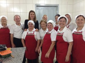Eu com o Presidente e as simpáticas e competentes cozinheiras do Circolo.