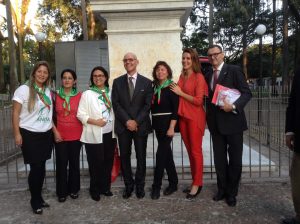 Eu com o Embaixador, o Cônsul, a presidente do Instituto Anita Garibaldi, Elma Sant'Ana e outros membros do Instituto.