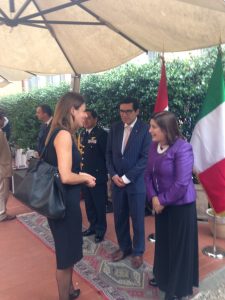 Foto del mio arrivo al Ricevimento mentre saluto l'Ambasciatore del Perù in Italia, Eda Rivas.