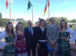 Embaixador, eu e o Cônsul junto com moças com costumes tradicionais