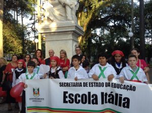 Eu, o Cônsul e os estudantes da Escola Itália 