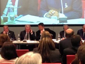 Primeiro-ministro da Itália, Matteo Renzi. A sua direita o Presidente da Região da Lombardia, Roberto Maroni, e a sua esquerda o Prefeito de Milão, Giuliano Pisapia.