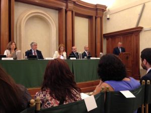 Da sinistra On. Sandra Zampa, il Ministro Giuliano Poletti, al centro la Presidente della Commissione infanzia e adolescenza, On. Michela Vittoria Brambilla, il Dott. Diego Cipriani della Caritas e il Dott. Christian Morabito di Save the Children. Sulla sinistra il Presidente del senato Pietro Grasso durante il saluto di apertura del Convegno. (Foto di Anna Rita Ferrari)