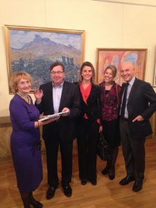 Nella foto da sinistra la collaboratrice del pittore, il pittore Igor Petrov, accanto a me la curatrice della mostra Sig.ra Afrodite Oikonomidou e il mio collega deputato Guglielmo Vaccaro, anche lui ospite della mostra.