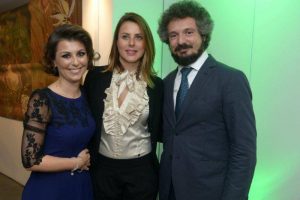 A Cônsul Aurora Russi e esposo com a dep. Renata Bueno.