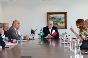 Em reunião com o governador interino, Valdir Rossoni.