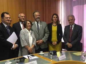 (da esquerda): dep. Fabio Porta, Vice-Presidente da câmara dos Deputados italiana, dep. Marina Sereni, Embaixador da Itália no Brasil, Antonio Bernardini, Ministro da Defensa, Raul Junggman, dep. Renata Bueno, dep. Rubens Bueno. (Foto de Mariana Assad)