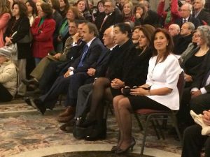 Assistindo as apresentações entre a Sra. Paola Piccato, esposa do Embixador e o Ministro do Exterior do Uruguai, Sr. Rodolfo Nin Novoa.