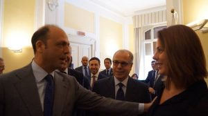Nella foto, a sinistra, con il Ministro dell'Interno, Angelino Alfano, e l'Ambasciatore del Brasile in Italia, ricardo Neiva Tavares (al centro), durante i saluti prima dell'inizio della Tavola Rotonda.