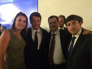 (da esquerda) dep. Renata Bueno, o Primeiro Ministro, Matteo Renzi, o dep. Fabio Porta e o editor da Revista Comunità Italiana, Pietro Petraglia.