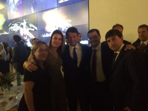 (da esquerda) a consigliere Comites SP, Camila Massarelli, a dep. Renata Bueno, o Premier Matteo Renzi, o dep. Fabio Porta e o editor da Rivista Comunità Italiana, Pietro Petraglia.