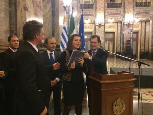 Entregando, juntamente com meus colegas: Fábio Porta e Ricardo Merlo, ao Presidente da Câmara o livro da Câmara dos Deputados Italiana em homenagem ao gemellaggio que pode ser celebrado nesta comemoração única onde estiveram presentes representantes parlamentares dos dois países e onde pela primeira vez, a festividade da República Italiana aconteceu no Parlamento de outro país.