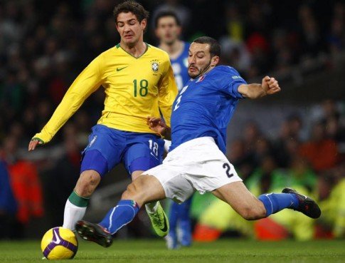 Por que a seleção italiana veste azul e a brasileira amarelo?