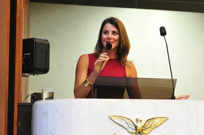 Deputada do Parlamento italiano, Renata Bueno faz rápida prestação de contas na Assembleia