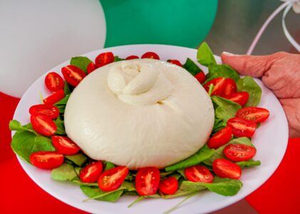 Mozzarellart comemora 4 anos e promove descontos de até 50%